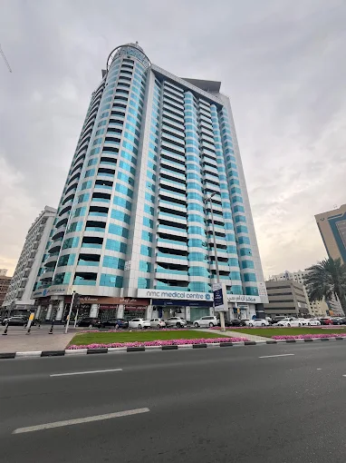 البرج الذي يقع فيه أبجد سنتر في الشارقة من الخارج