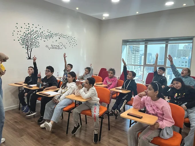 أطفال يشاركون داخل حصة تعليمية في أبجد سنتر