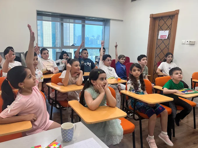 أطفال داخل حصة لغة في أبجد سنتر بالشارقة